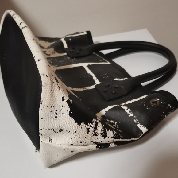 L. A. M. B WHITE AND BLACK LEATHER BAG. - Picture 7 of 10